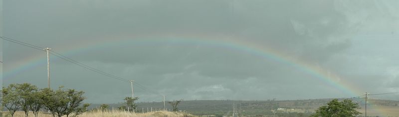 JAR 499.JPG - Krásná duha rámovala naší cestu do Port Elizabeth, kde jsme sice měli ubytování rezervované až za 5 dní, ale protože toto město leží na cestě do Kapského města, rozhodli jsme se ho obhlédnout již dnes. A vůbec jsme toho nelitovali, potkali jsme zde asi nejzábavnější lidi celého výletu.